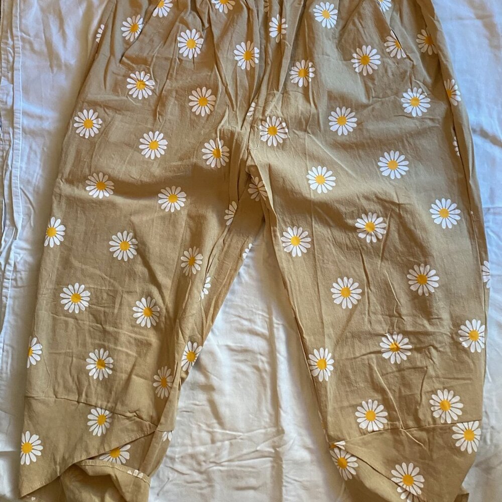 Linen Daisy Capri